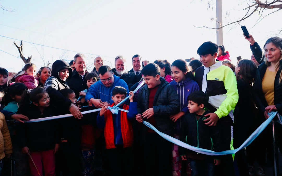 Omar Felix y una multitud de vecinos inauguraron la nueva Plaza Balloffet