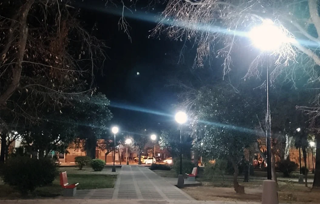 Se colocaron más de 50 equipos Led para iluminar la Plaza 9 de Julio