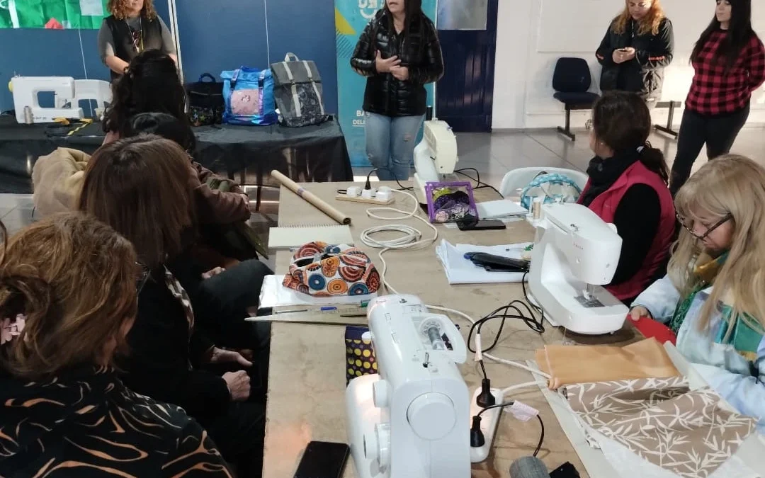 El Polo Textil recorre barrios y distritos con su taller de chalecos