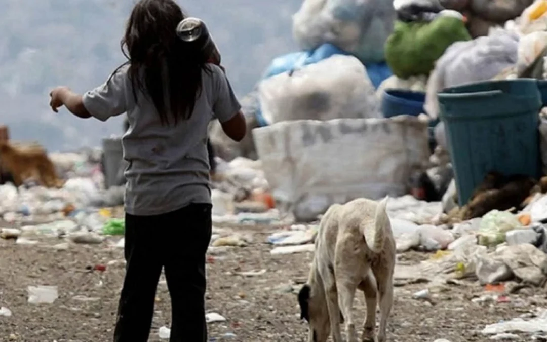 Una familia tipo con dos hijos necesita ganar $900.648 por mes para no ser pobre