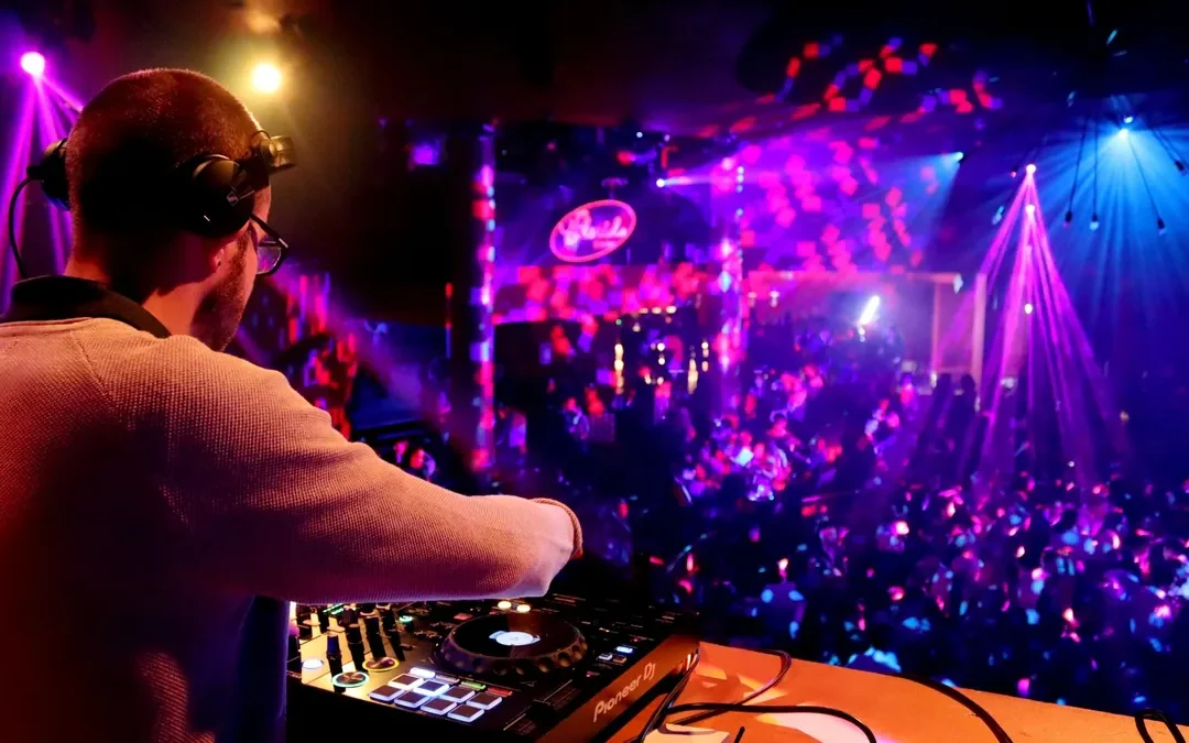 El Gobierno eliminó por decreto el impuesto que le pagan a Sadaic salones, restaurantes y hoteles