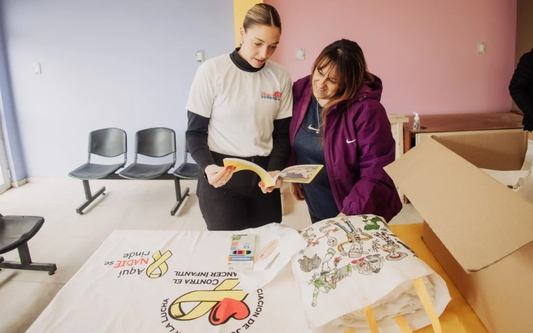 Sol Indiveri entregó juguetes, libros y colores a la asociación de lucha contra el cáncer infantil