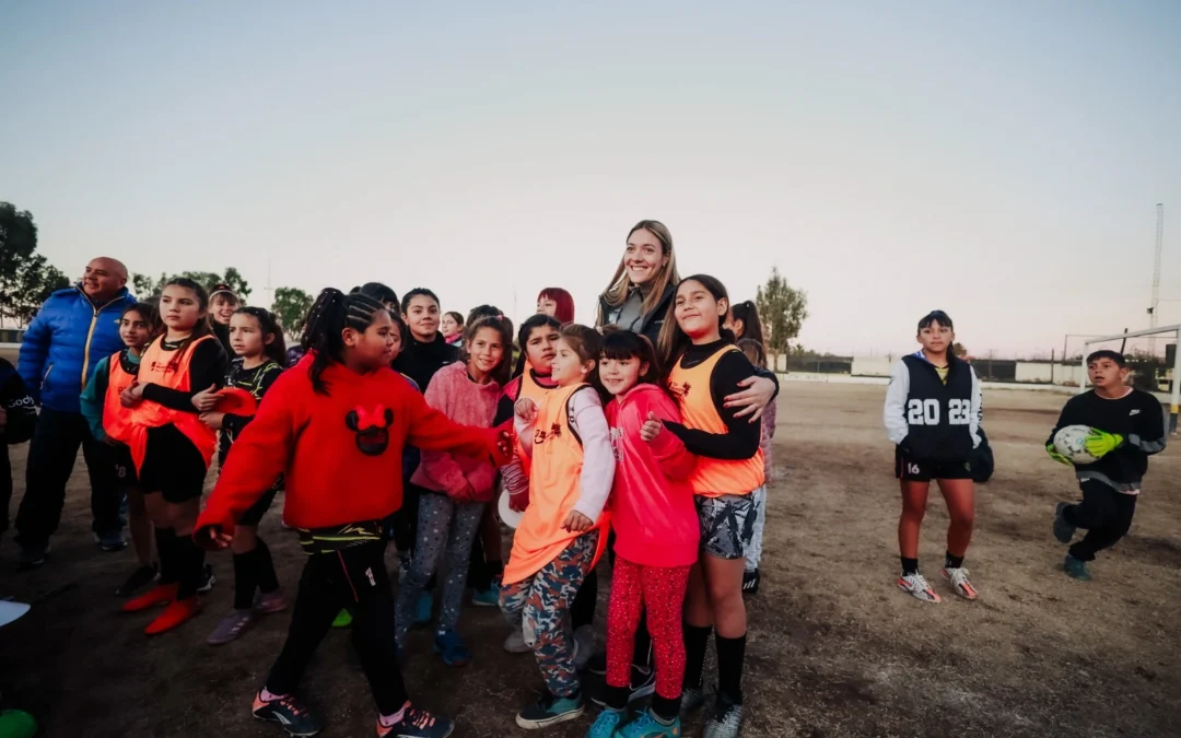 Más ayuda a quienes contienen: Sol Indiveri entregó material deportivo en una escuela de futbol y en el club Constitución