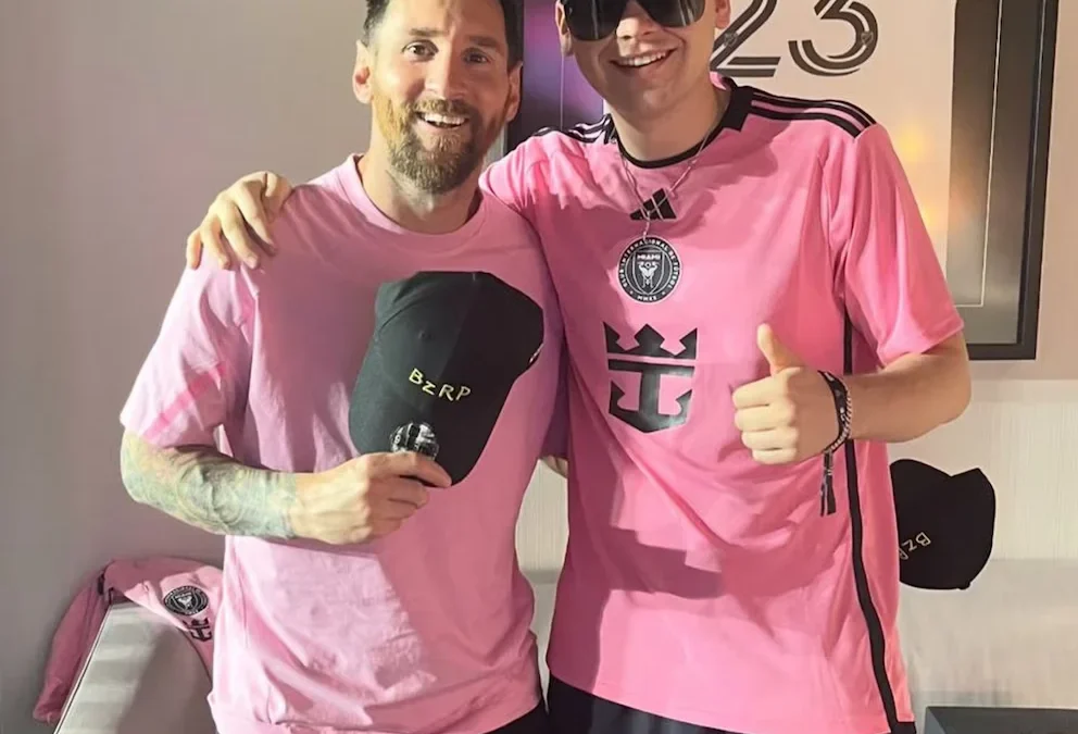 Bizarrap fue sorprendido sin lentes ni gorra en un partido de Lionel Messi