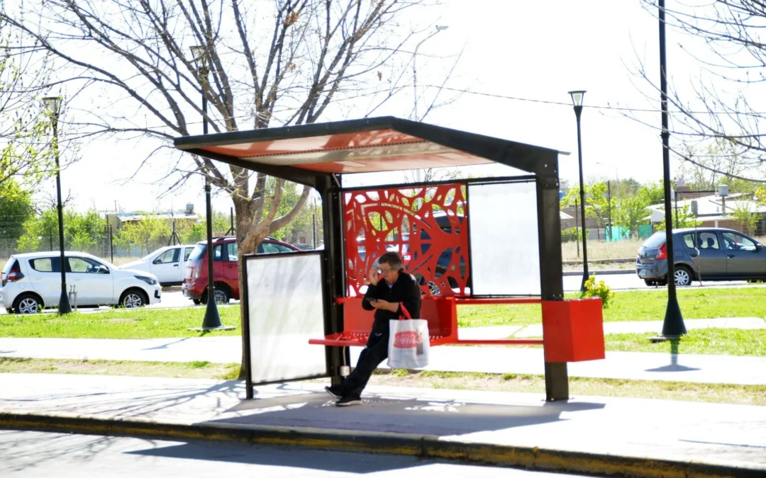 El Municipio instala modernos refugios para esperar colectivos en ciudad y distritos
