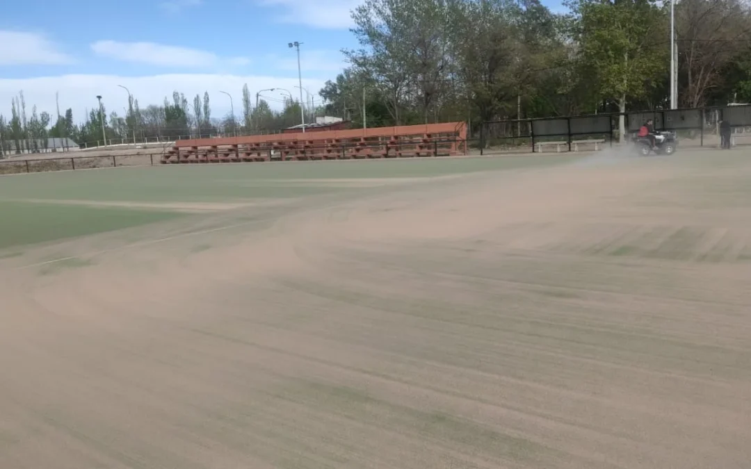 Tareas de mantenimiento y optimización en las canchas de hockey municipales