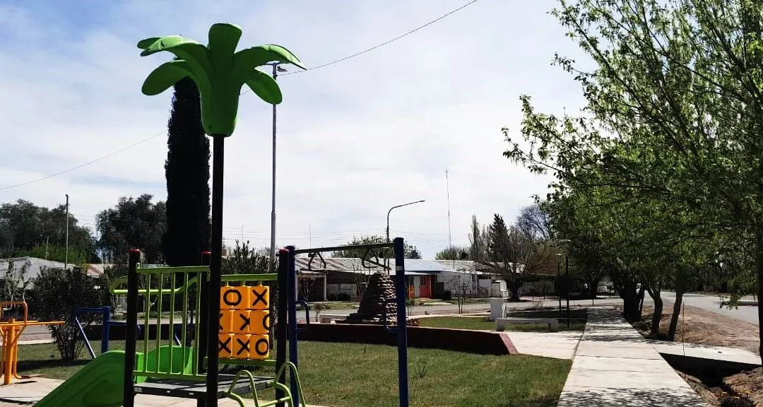 Jaime Prats: mejoras en la plaza, agua potable, garitas y cartelería de ingreso