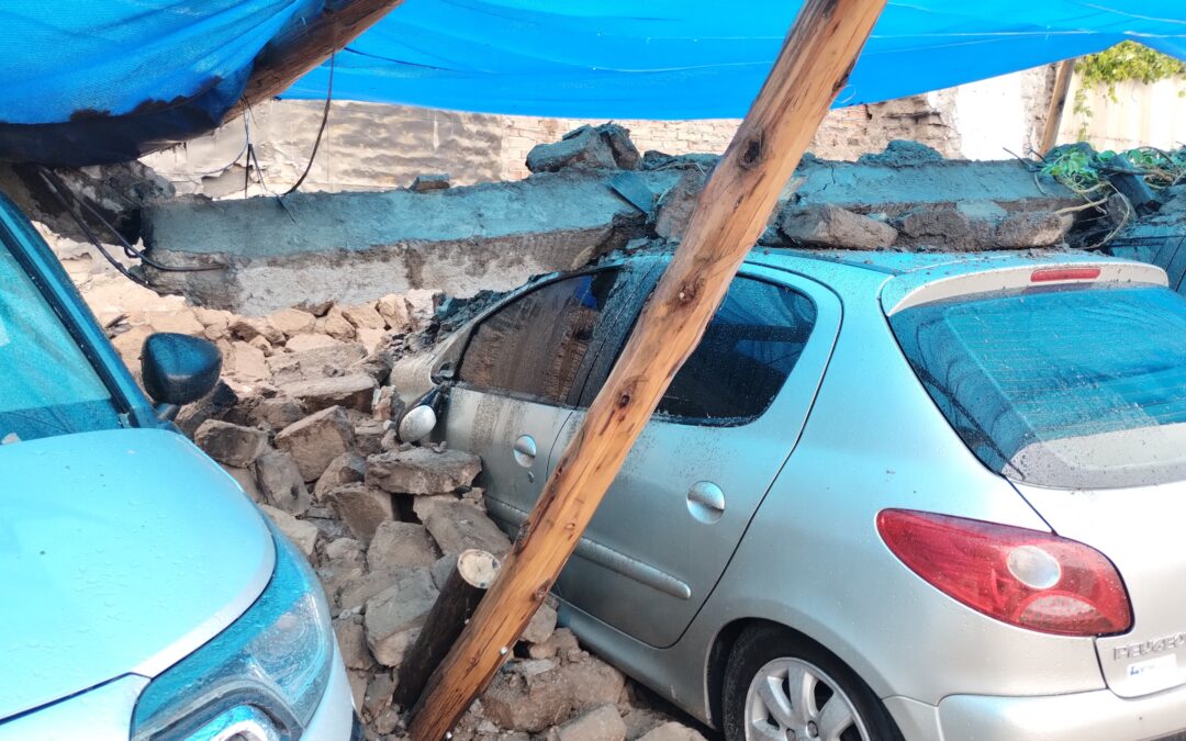 Cedió la pared en un estacionamiento y dañó varios autos