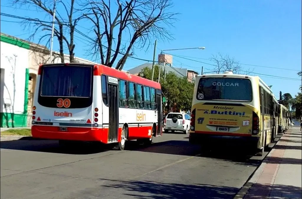 Aumentos:  a cuánto podría llegar el pasaje de colectivo urbano