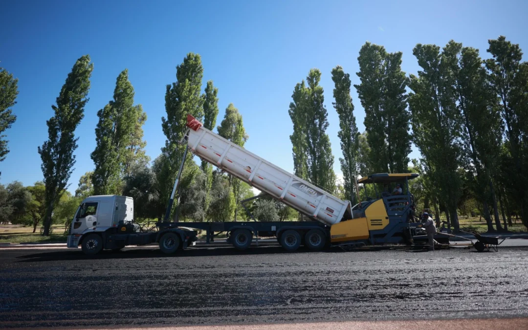 Comenzó a asfaltarse la nueva traza del corredor de avenida Chacabuco
