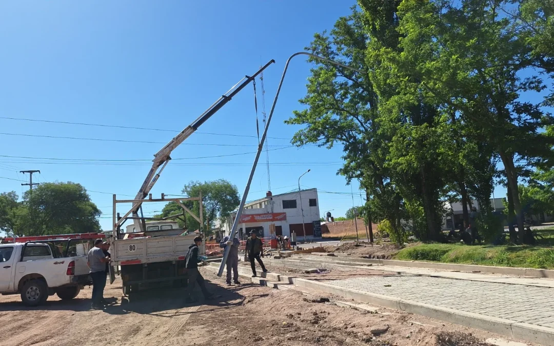 Comenzó la imprimación y colocación de postes para iluminarias en el nuevo corredor vial de Avenida Chacabuco