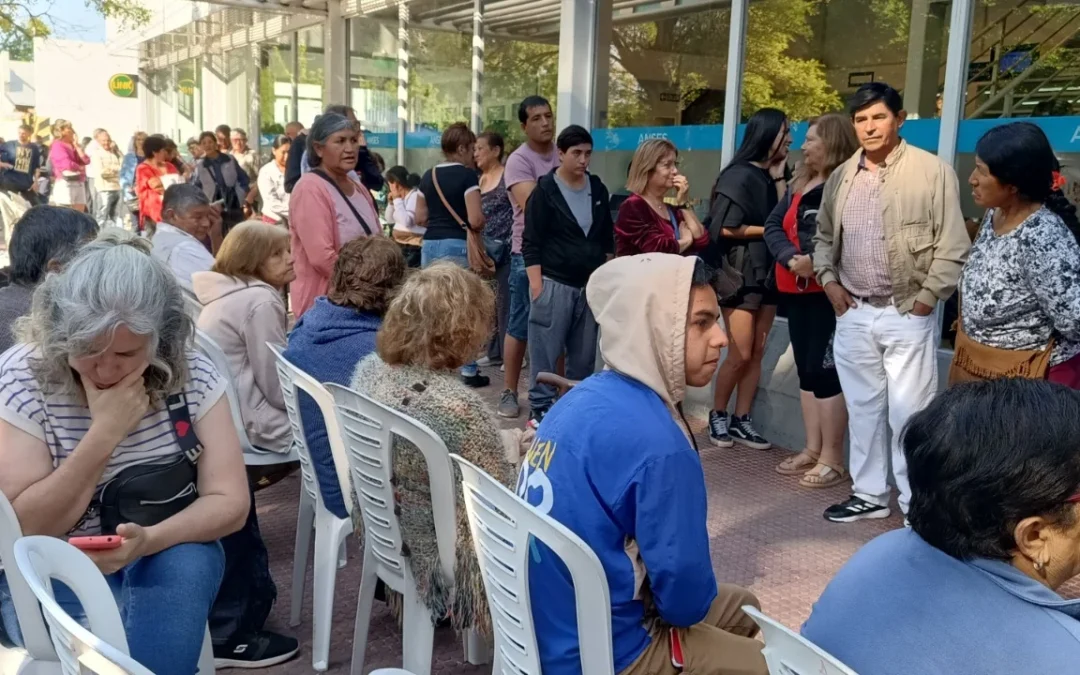 Equipos Municipales colaboran con las personas mayores que cobran sus haberes