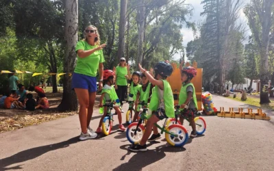 Los chicos de las colonias aprenden y disfrutan en las “Bici Escuelas”