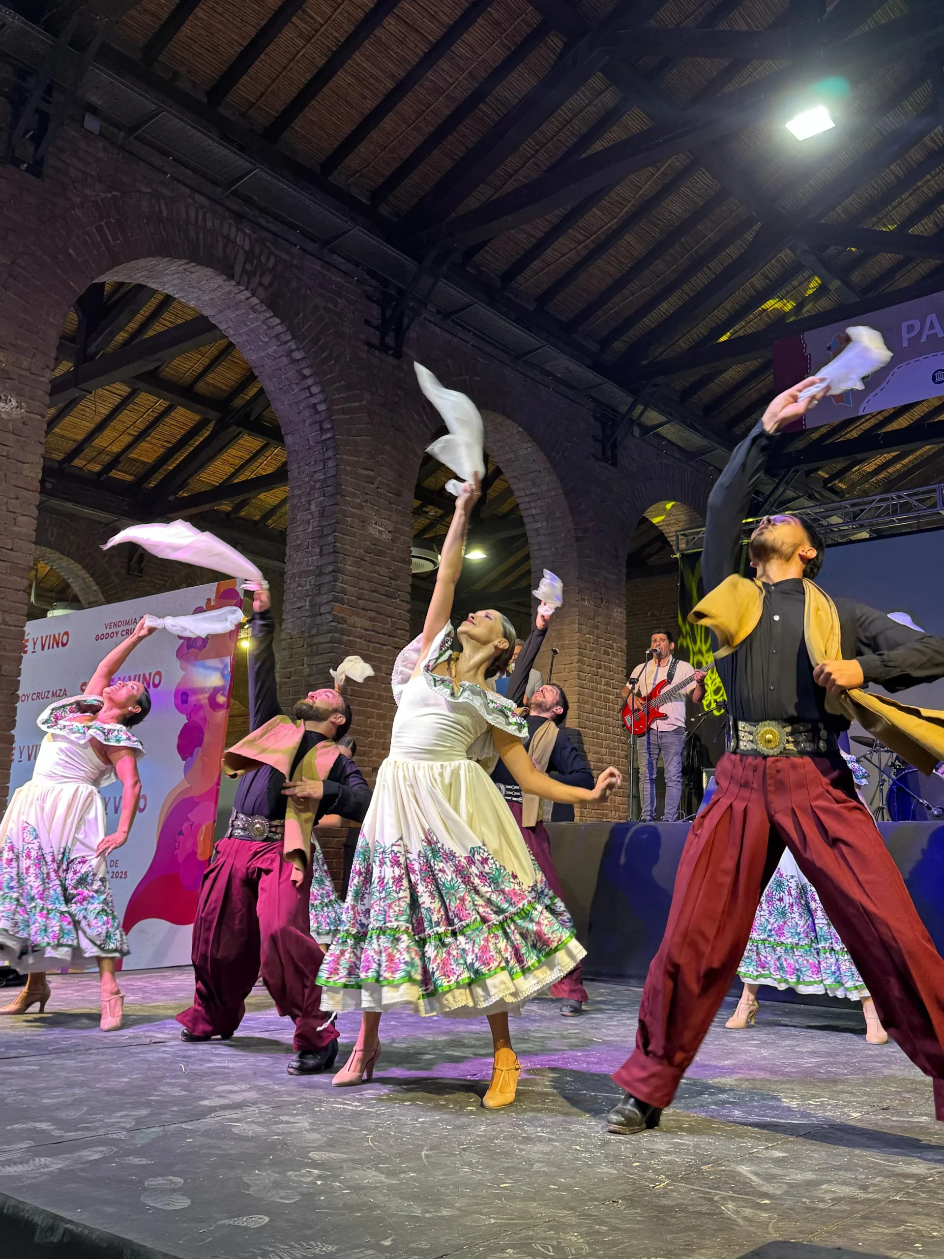 Presentación-artística-sobre-el-escenario-mayor