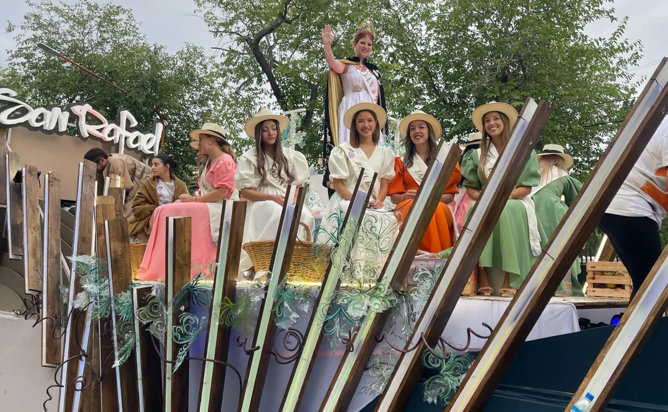 carro-vendimia-san-rafael-representantes