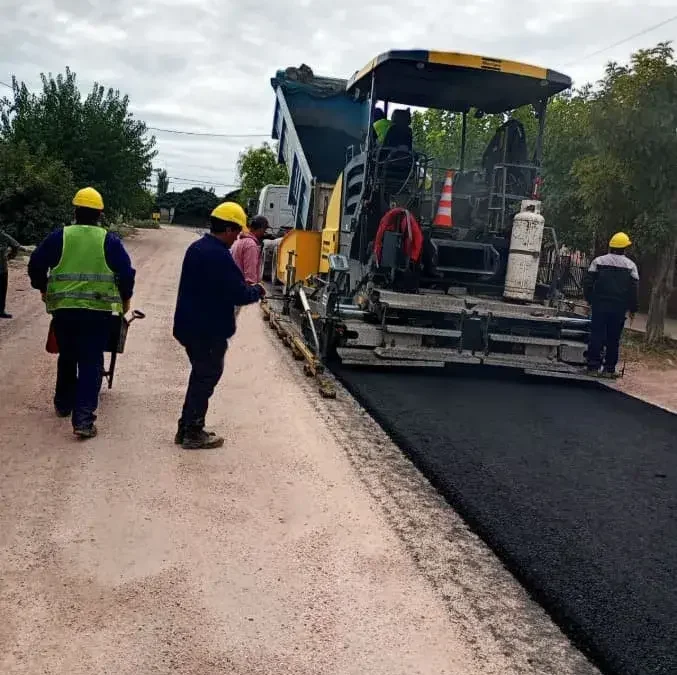 El Municipio asfalta calles de Salto de las Rosas