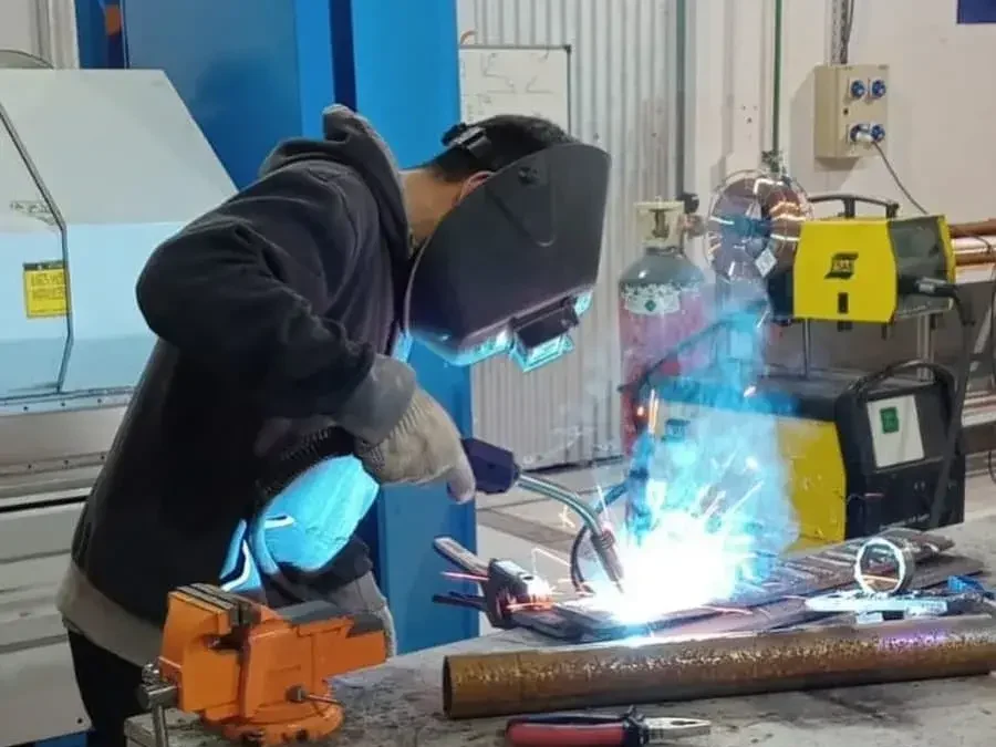 Alumnos de escuelas técnicas recibirán un curso gratuito de soldador y tornero