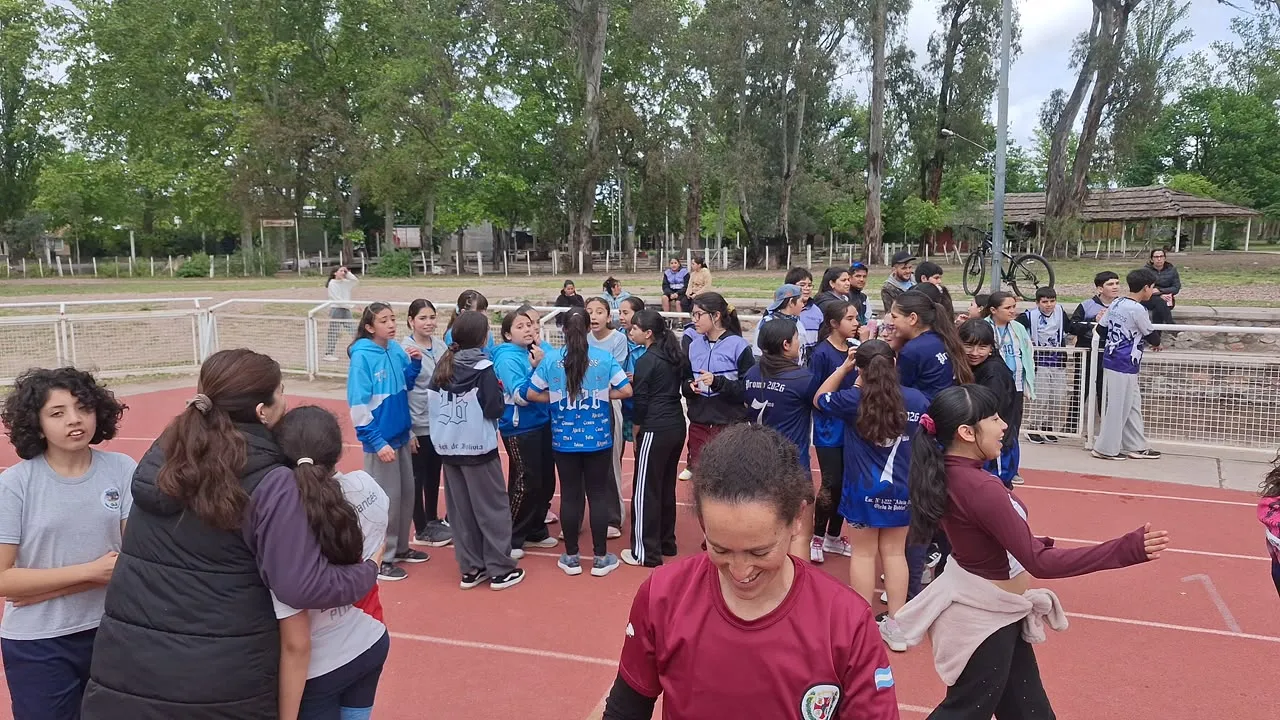 Familias y docentes acompañaron a los participantes durante la jornada deportiva. Familias y docentes acompañaron a los participantes durante la jornada deportiva.