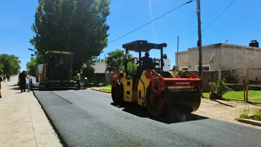Inició la colocación de carpeta asfáltica de calle Sueta