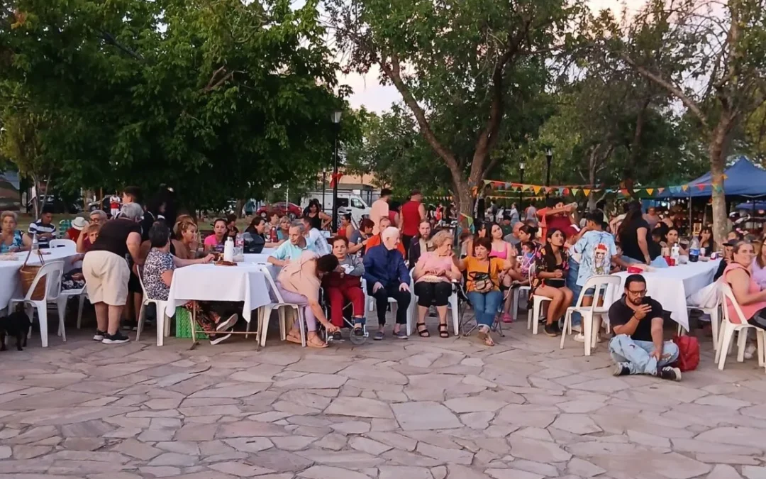 Brindis y encuentro con vecinos en las plazas de San Rafael
