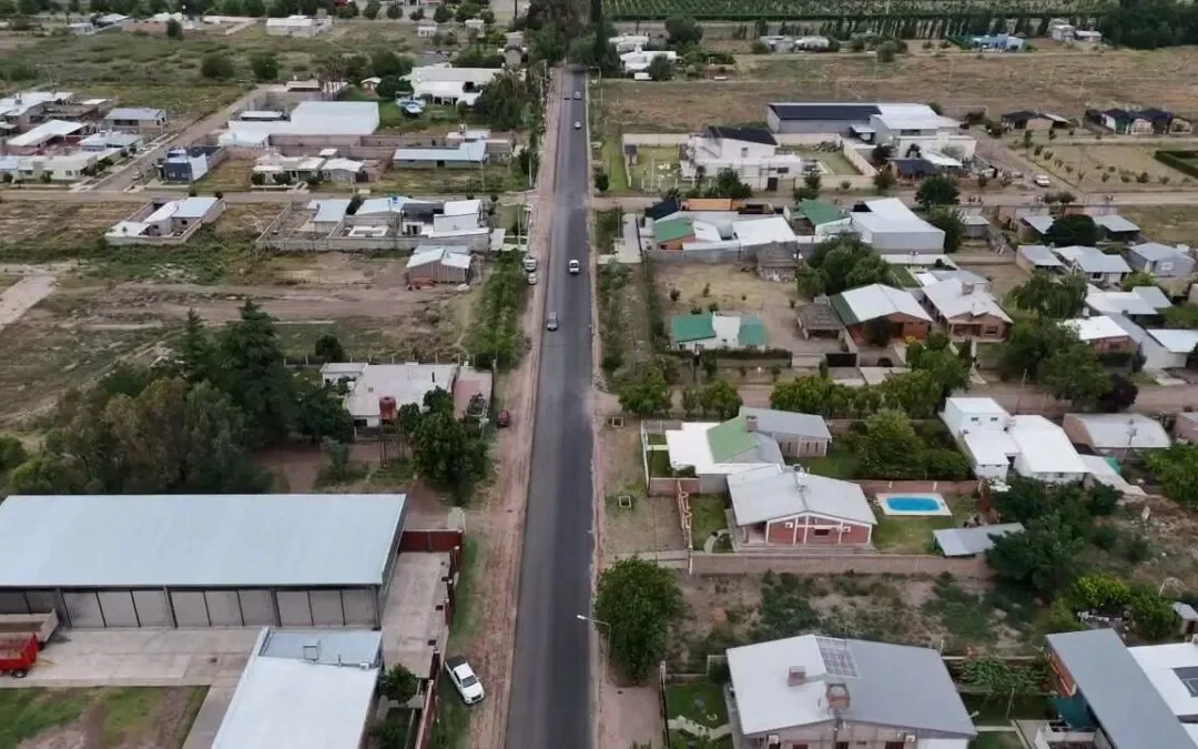 Así luce desde el aire la pavimentada y ensanchada calle Sueta