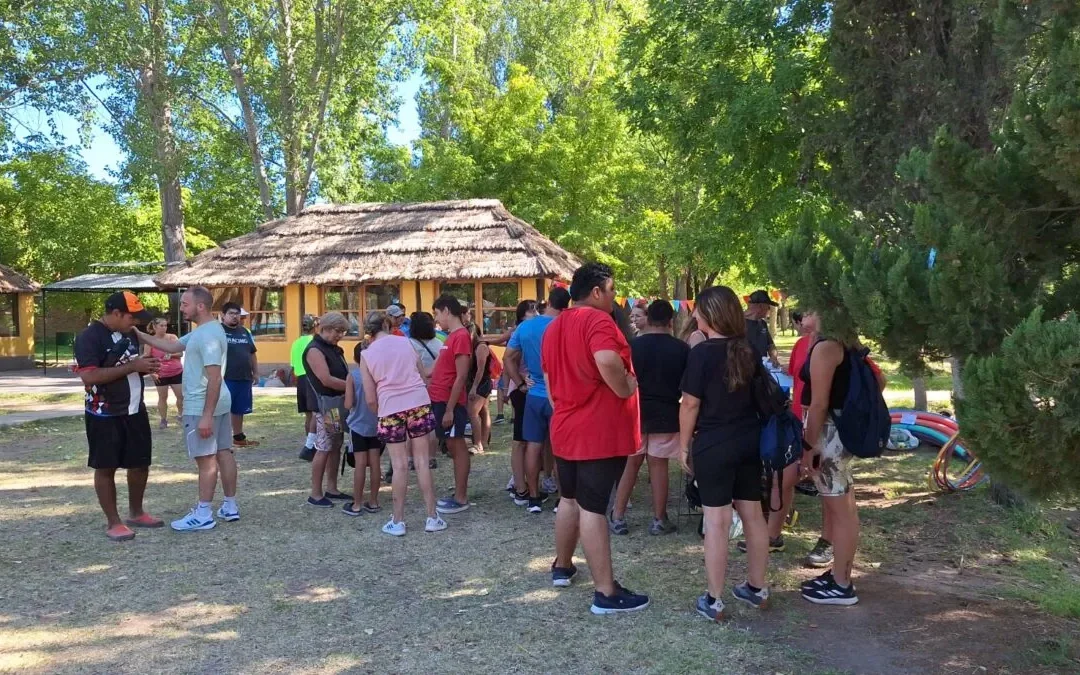 Personas con discapacidad disfrutan de la colonia de verano