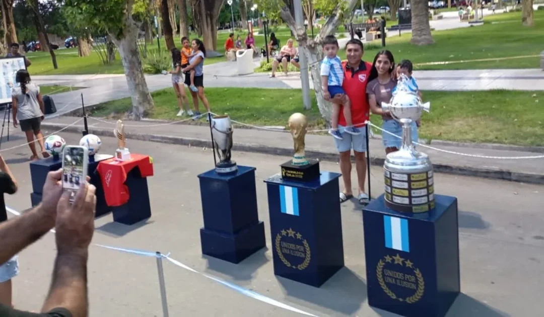 Villa Atuel celebró en su nueva peatonal la exhibición de las réplicas de las copas