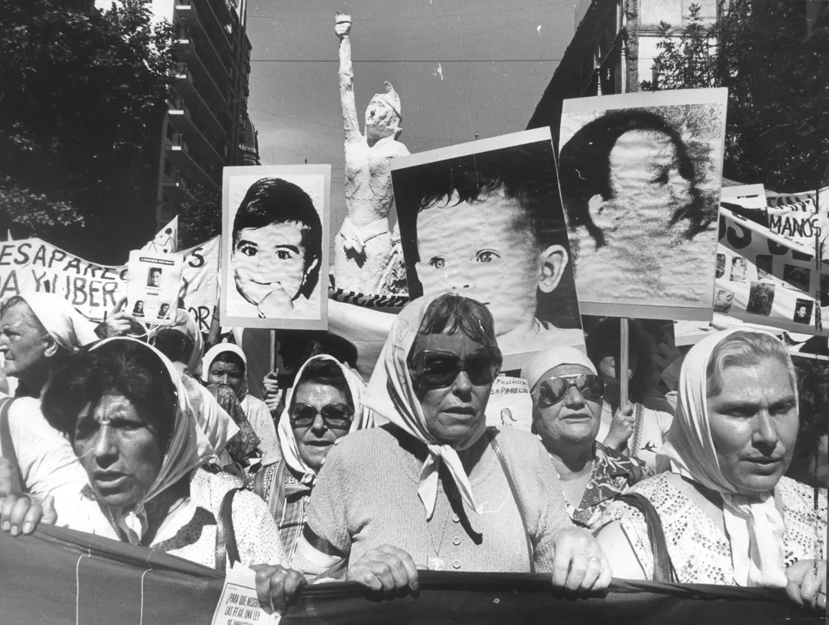 El 22 de octubre se conmemora el Día Nacional del Derecho a la Identidad, una fecha que recuerda la lucha de Abuelas de Plaza de Mayo por la restitución de la identidad de niñas y niños apropiados y el derecho de todas las personas a conocer sus orígenes.