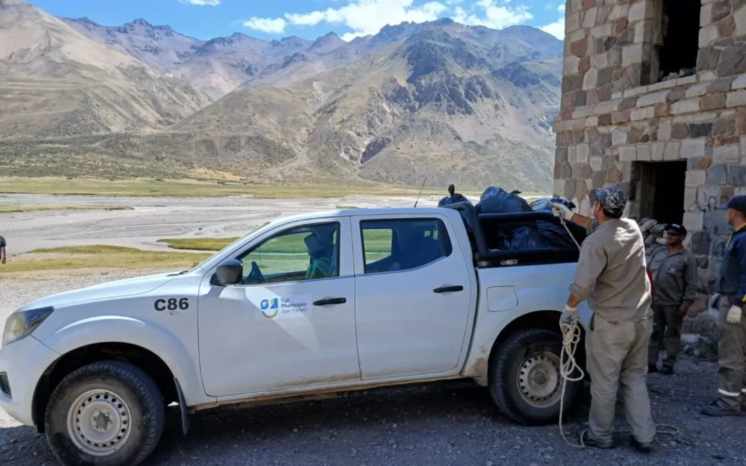 Operativo del Municipio en alta montaña sanrafaelina: limpieza en el histórico hotel abandonado de El Sosneado