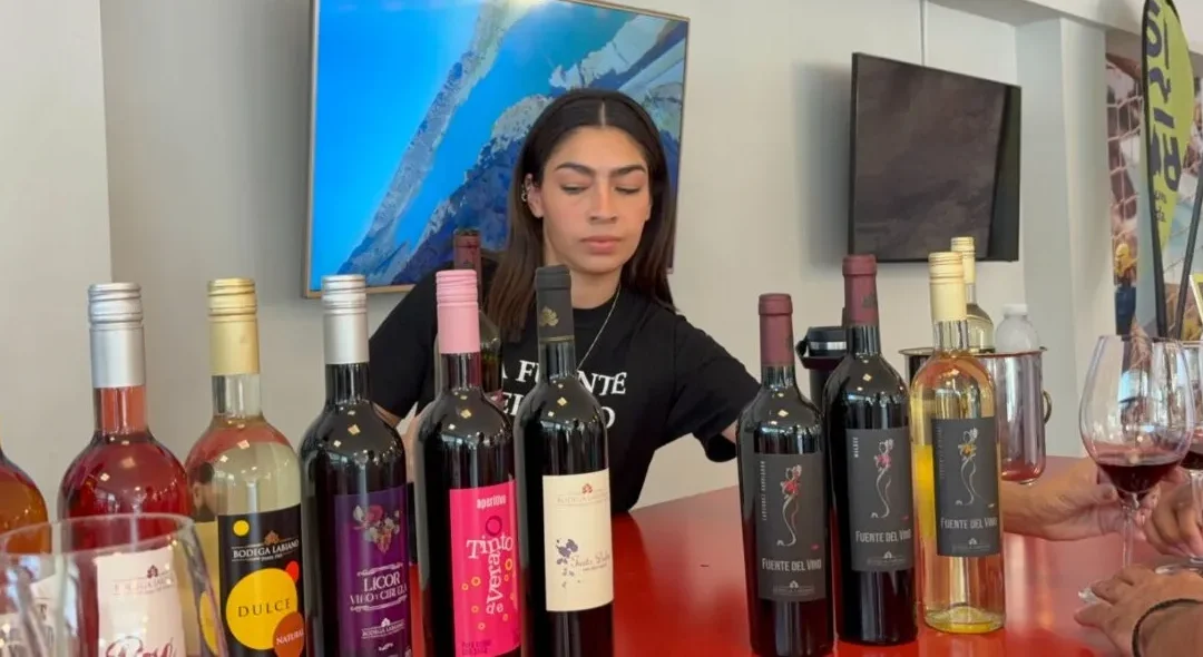 En la Dirección de Turismo se ofrecen degustaciones de vino gratuitas a los visitantes