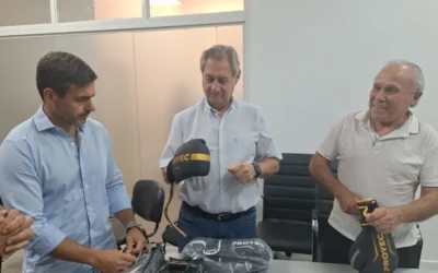 El Municipio entregó material deportivo para la Escuela de Boxeo de la Isla Río Diamante