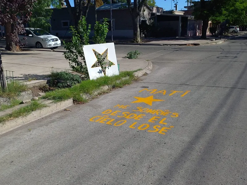 Las Estrellas Amarillas recuerdan en el asfalto a las víctimas de siniestros viales.