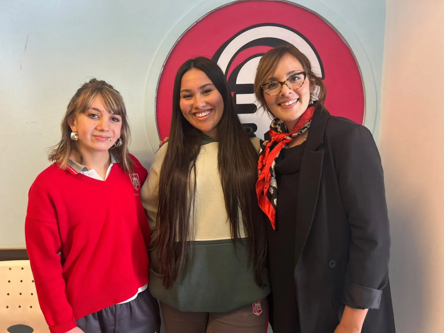 La profesora Daiana Silva Cervantes junto a las alumnas Azul Morales y Mora Ramos, invitadas a LV18 para adelantar detalles del espectáculo “Fuera de Tiempo: un viaje por el multiverso”, que presentará el Colegio Redentor en el Centro de Congresos.