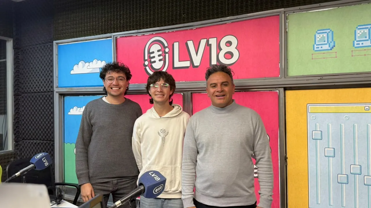 Franco Espinoza, Fabián Oyarce y el profesor Pablo Domínguez visitaron el estudio de LV18 para brindar detalles sobre la presentación de La China Iron en el marco del Mes de las Artes 2026. Franco Espinoza, Fabián Oyarce y el profesor Pablo Domínguez visitaron el estudio de LV18 para brindar detalles sobre la presentación de La China Iron en el marco del Mes de las Artes 2026.