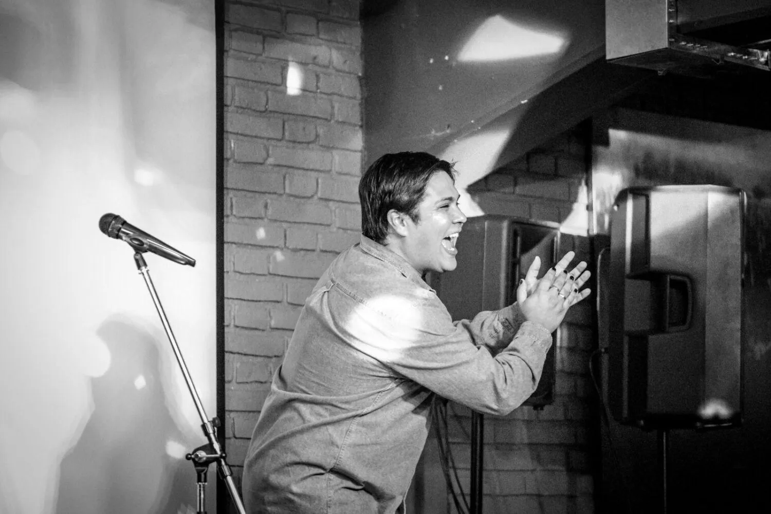 Con referentes como Camila y Sin Bandera, Juan-Ka Castro apuesta por el pop melódico y las canciones románticas.