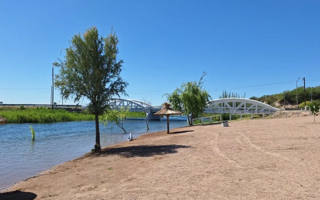 La costanera de Los Tableros abre su temporada con un sunset sobre el Atuel