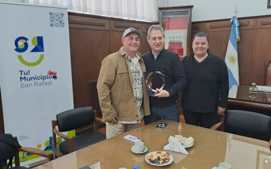 Omar Félix recibió a jóvenes deportistas y fue reconocido por la Asociación Sanrafaelina de Hockey