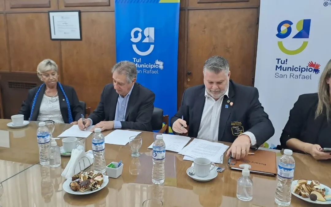 Omar Félix firmó convenios de trabajo con el Gobernador Distrital del Rotary