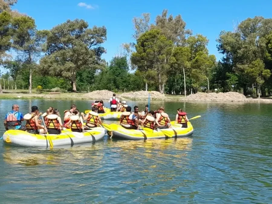 Con la laguna a pleno, volvieron las clases de rafting al parque Moreno