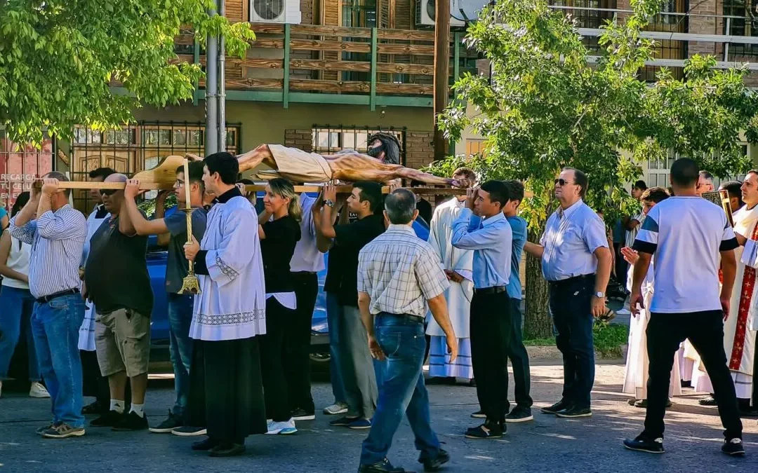 Vía Crucis del Encuentro: 35 años de servicio sacerdotal nocturno