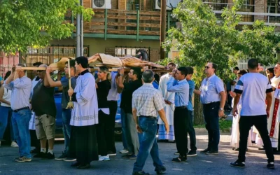 Vía Crucis del Encuentro: 35 años de servicio sacerdotal nocturno