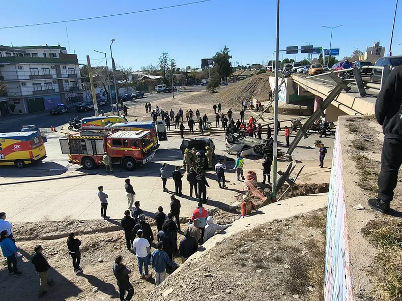 Los equipos de emergencia trabajaron para rescatar a las víctimas del accidente.