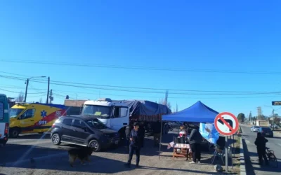 Accidente en Cañada Seca: chocaron una camioneta y un camión, hay dos heridos
