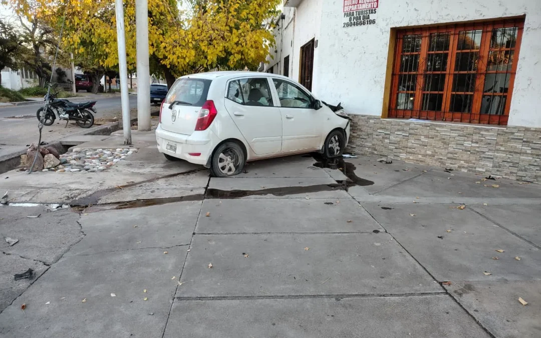 Tres lesionados tras un violento choque entre un auto y una moto en Castelli y Chile