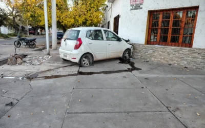 Tres lesionados tras un violento choque entre un auto y una moto en Castelli y Chile
