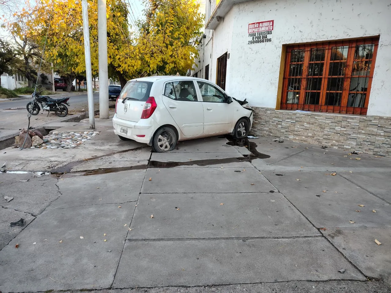 El Hyundai terminó incrustado contra una vivienda tras el fuerte impacto. El Hyundai terminó incrustado contra una vivienda tras el fuerte impacto.