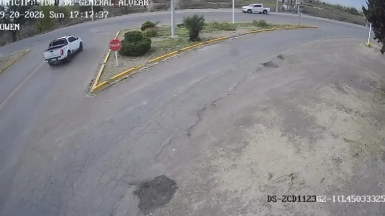 Las dos camionetas quedaron con importantes daños tras el violento impacto. Las dos camionetas quedaron con importantes daños tras el violento impacto.