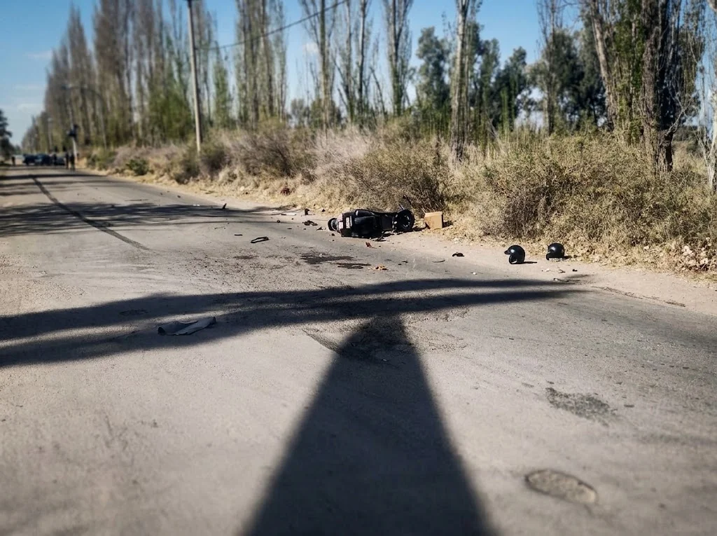 El siniestro vial ocurrió sobre avenida Rawson, frente al club Maristas. El siniestro vial ocurrió sobre avenida Rawson, frente al club Maristas.
