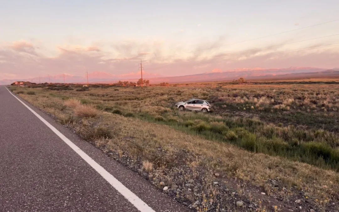 Vuelco en ruta 144: conductor perdió el control al encender un cigarrillo y terminó hospitalizado