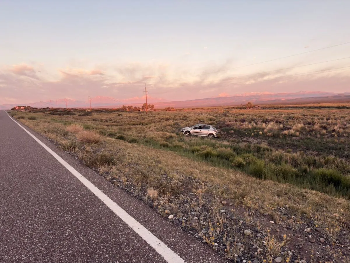 Vuelco en ruta 144: el Peugeot 207 quedó entre los pastizales luego del accidente. Vuelco en ruta 144: el Peugeot 207 quedó entre los pastizales luego del accidente.
